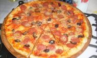 Pizza Tavasında Kolay Pizza Tarifi
