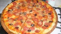 Pizza Tavasında Kolay Pizza Tarifi