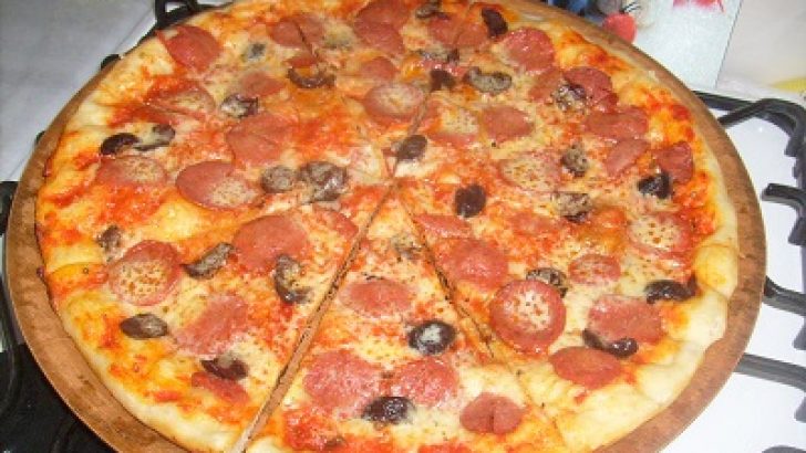 Pizza Tavasında Kolay Pizza Tarifi